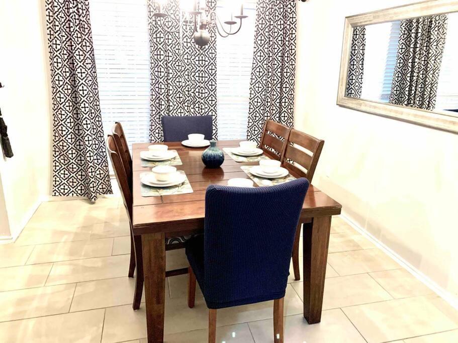 Modern Updates - Great Location - King Bed- Bmt San Antonio Exteriör bild