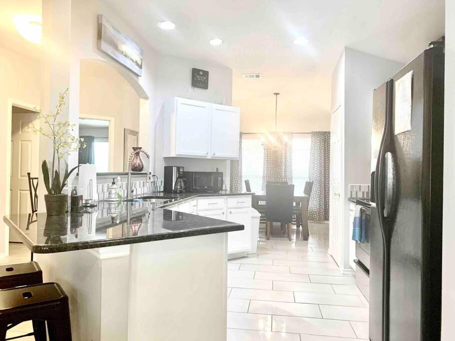 Modern Updates - Great Location - King Bed- Bmt San Antonio Exteriör bild