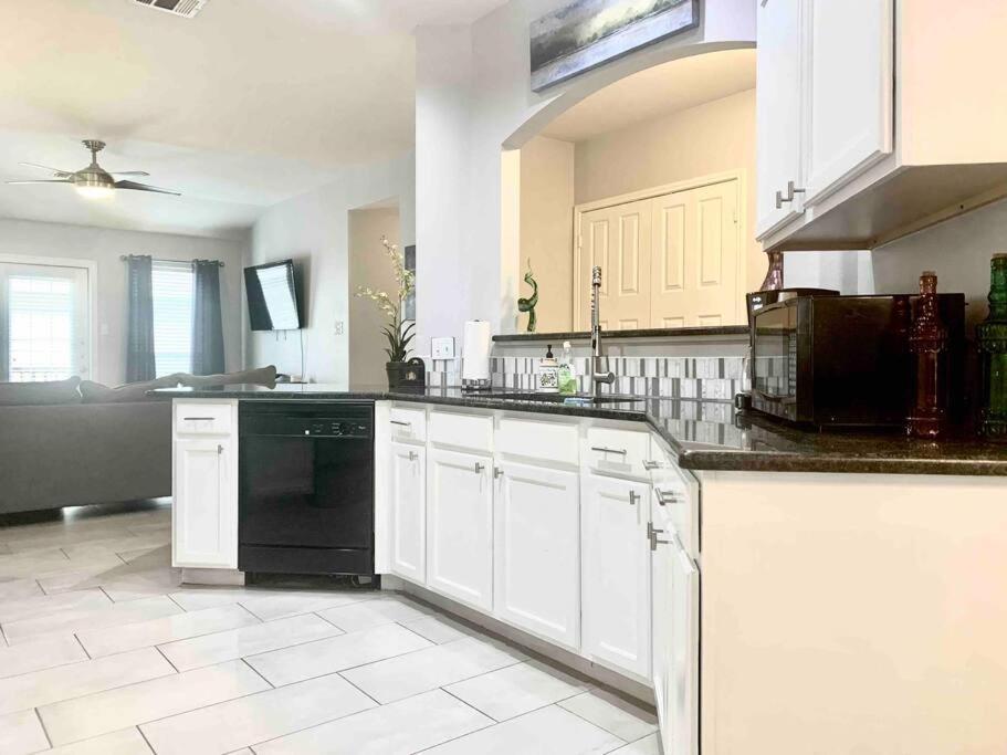 Modern Updates - Great Location - King Bed- Bmt San Antonio Exteriör bild