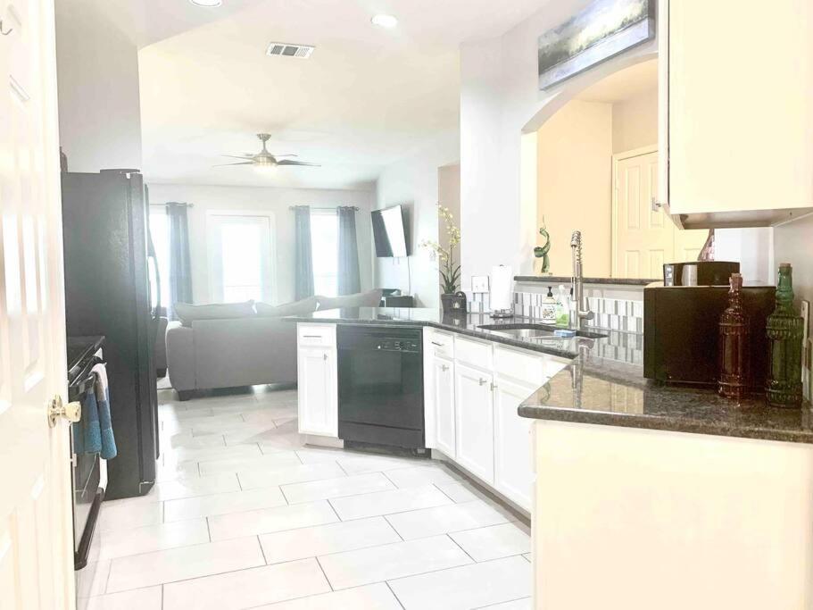 Modern Updates - Great Location - King Bed- Bmt San Antonio Exteriör bild