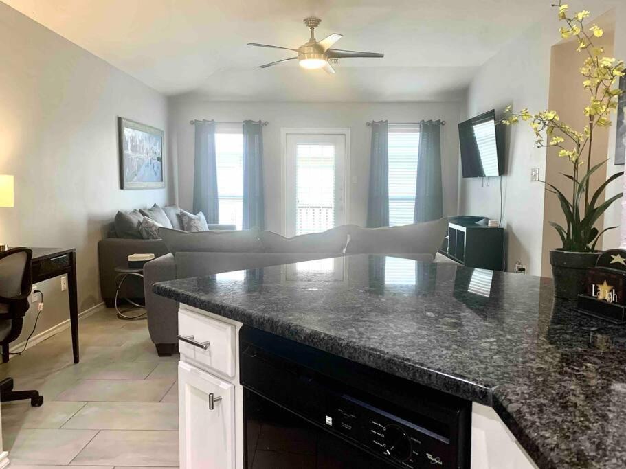Modern Updates - Great Location - King Bed- Bmt San Antonio Exteriör bild