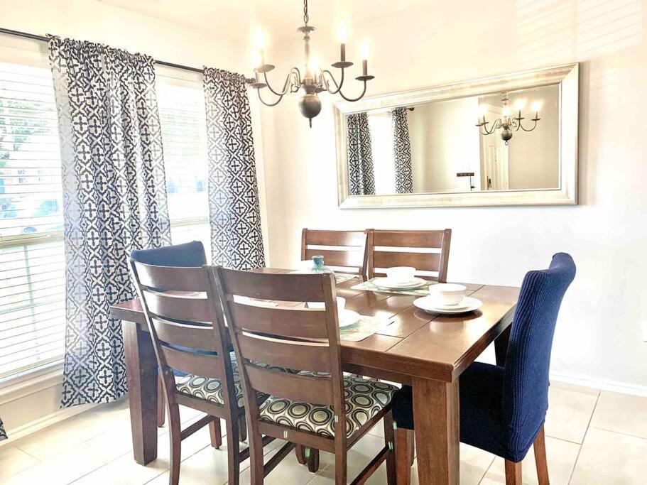 Modern Updates - Great Location - King Bed- Bmt San Antonio Exteriör bild